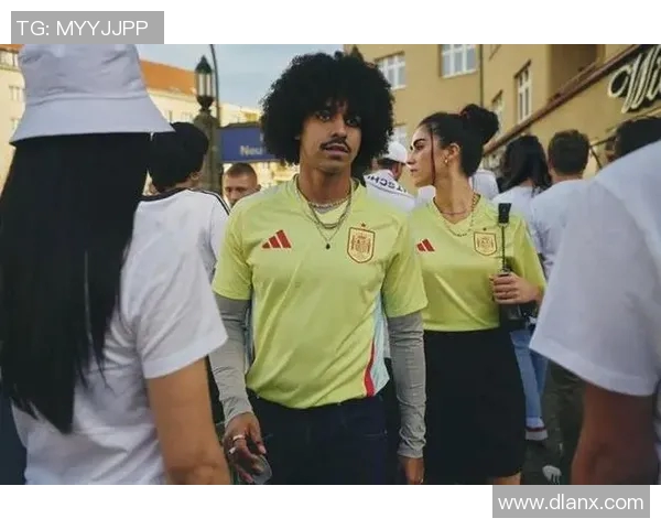 国外足球明星夏日泳衣风采大赏引领时尚潮流与运动魅力结合