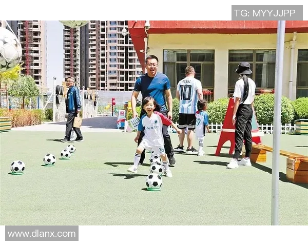 足球明星亲自带领小朋友们体验快乐踢球时光,传递运动精神与友谊的火花